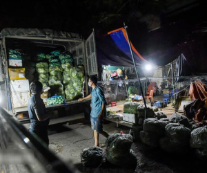 Hà Nội: Tiểu thương tất bật dọn hàng trong đêm khi chợ đầu mối phía Nam được mở trở lại