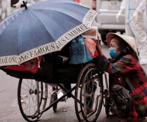 Nghẹn ngào hình ảnh người phụ nữ ở Sài Gòn khóc nấc, lặng lẽ đứng nhìn người chồng vừa qua đời trên chiếc xe lăn được đội cứu trợ đưa về nơi yên nghỉ cuối cùng