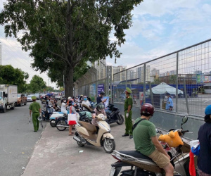 Ảnh: Người mua sắm quá đông, siêu thị ở TP.HCM thông báo 60 phút mới nhận khách mới