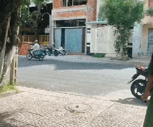 Bị vợ 'hắt hủi' khi tạt qua nhà lấy đồ, anh công an ném ngay cái lườm sắc lẹm đầy hờn dỗi vào đối phương
