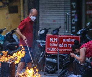 Đường phố Hà Nội 'đỏ lửa' cúng Rằm tháng Bảy đặc biệt nhất