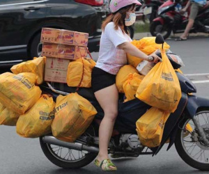 Ảnh: Nhà đông người, nhiều gia đình ở Sài Gòn chất hàng đầy xe để chở về, một buổi sáng đi siêu thị hết gần 10 triệu đồng