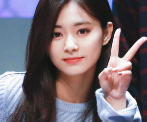 Thiếu son phấn, nhan sắc Tzuyu gây tranh cãi mạnh: Khi bị chê kém sắc đen nhẻm, lúc lại long lanh chuẩn nữ thần