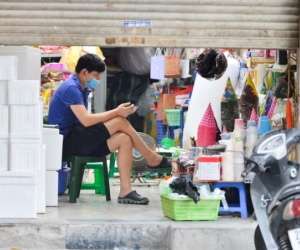 Ảnh: Phố Hàng Mã đìu hiu chưa từng có, tiểu thương vẫn hé cửa bán bất chấp lệnh cấm trước ngày Rằm tháng 7