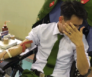Chàng công an 'e lệ', mặt mũi tái mét khi đi hiến máu, chi tiết 'lạ' trên bàn tay khiến chính chủ vội vàng đính chính