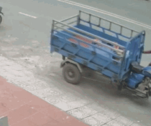 Video: Không nổ được máy, trộm dắt xe 3 gác tẩu thoát và cái kết