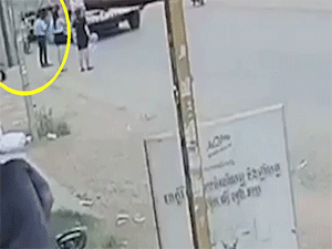 Đánh võng trước mặt 2 cô gái rồi ngã xuống đường, nam thanh niên bị xe container cán qua người