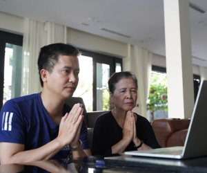 Dịch Covid-19, người Hà Nội cúng lễ Vu Lan online, viếng mộ qua video call