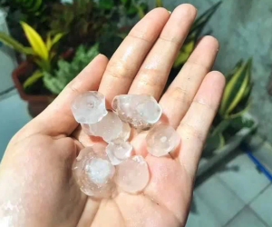 TP.HCM bất ngờ xuất hiện mưa đá, hạt to hơn ngón tay