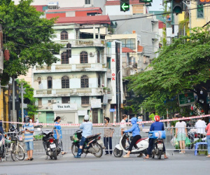 Hà Nội: Lập hàng rào thép gai, phong toả 2 phường với hơn 21.000 dân trong 14 ngày