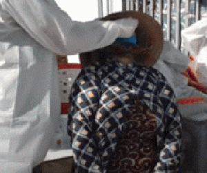 Biểu hiện lạ của người phụ nữ tại điểm test nhanh Covid-19, tiếng la hét khiến tất cả phải nán lại theo dõi