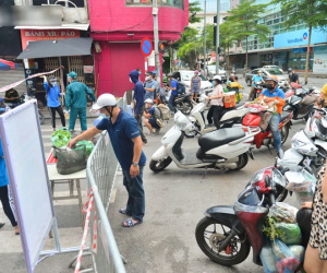 Ảnh: Người dân 'tay xách nách mang', tiếp tế nhu yếu phẩm vào 2 phường bị cách ly ở trung tâm Hà Nội
