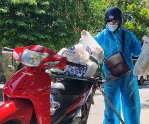 Cận cảnh shipper Đà Nẵng giao hàng cho khách trong ngày đầu hoạt động trở lại