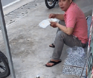 Vô tình thấy shipper ngồi trước hẻm ăn cơm, người phụ nữ có hành động tình cảm, nhưng đôi tay anh khiến cô 'chết sững'