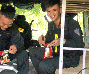 Bữa ăn vất vả của các anh cảnh sát cơ động đang đi chống dịch khiến ai cũng cảm động nhưng họ vẫn nở nụ cười trên môi