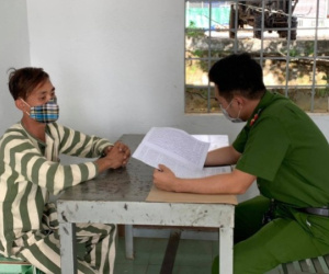 Ép xe, cướp tài sản rồi bắt nữ nạn nhân cởi quần áo