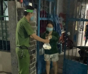 Xúc động chiến sĩ công an Đà Nẵng đi giao sữa cho bé 7 tháng tuổi sau khi nhận được một tin nhắn