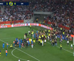 Hỗn loạn tại Ligue 1: CĐV tràn xuống sân đánh nhau với cầu thủ, trận đấu bị hoãn