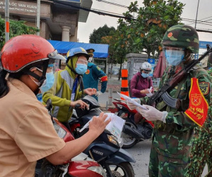 Hình ảnh lực lượng quân đội làm nhiệm vụ những giờ đầu TPHCM siết chặt giãn cách
