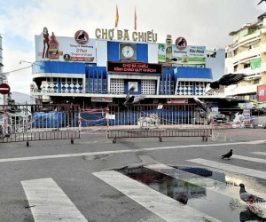 Sáng đầu tiên 'siết chặt hơn', chợ và siêu thị vắng lặng không bóng khách