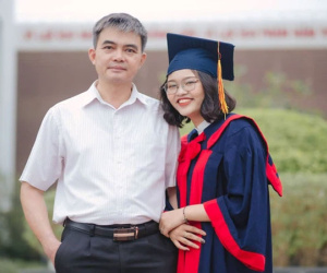 Thủ khoa Học viện An ninh có bố nơi tuyến đầu chống dịch: '6h sáng bố gọi điện báo tin, mình đã khóc khi thấy bố tóc bạc trắng đầu'