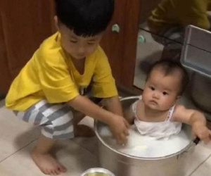 Vừa ra ngoài mua được chai nước tương, quay lại đã thấy con trai lớn cho em vào nồi khiến mẹ phút chốc tá hóa 'dở khóc dở cười'