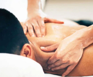 Chàng trai 27 tuổi tử vong sau khi đi mát xa cổ, bác sĩ cảnh báo: Thoái hóa đốt sống cổ phổ biến ở người trẻ, nhất định phải tránh 2 'tử huyệt'
