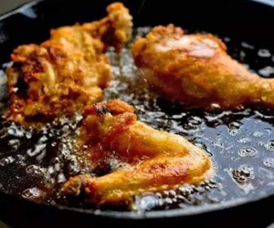 Kiểu dùng dầu ăn gây ung thư được chuyên gia cảnh báo, đáng tiếc dường như nhà nào cũng mắc
