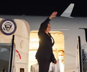 Phó Tổng thống Mỹ Kamala Harris đến Hà Nội, bắt đầu thăm chính thức Việt Nam