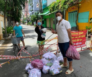 Đi phát gạo đến gần giờ giới nghiêm, MC Quyền Linh phải vào chùa xin ngủ nhờ vì không tìm được đường về nhà