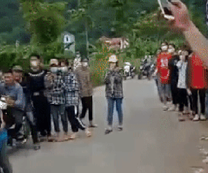 Nhóm nữ sinh đánh nhau túi bụi trên đường ở Hòa Bình, nhiều nam sinh ko can ngăn mà đứng cổ vũ, reo hò