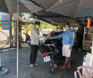 Thanh niên đi bộ về quê Thanh Hoá được người dân Quảng Nam tặng xe máy