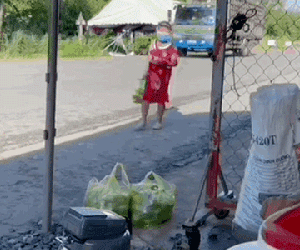 Bật cười với hình ảnh chú bé khệ nệ bê đồ ăn đi tặng các anh cán bộ trực chốt, nói 1 câu thật thà nghe mà thấy 'cưng xỉu'