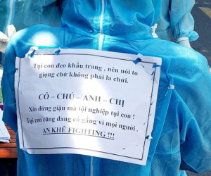 Bực tức vì tiếng quát lớn nhưng khi đọc dòng chữ sau lưng TNV, người dân liền thay đổi cảm xúc