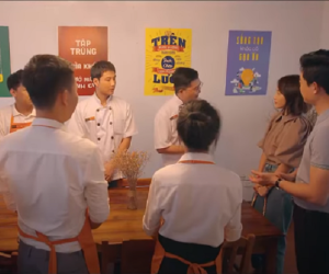 11 tháng 5 ngày tập 13: Nhi trở thành cấp trên của Đăng tại tiệm trà, Đăng làm việc nhà thay Nhi để lấp liếm vụ mất dây chuyền