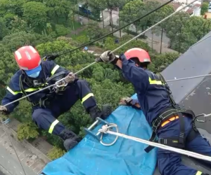 Hồi hộp xem Cảnh sát PCCC làm 'người nhện' để xử lý hộp đèn 'khủng' suýt rơi khỏi tòa nhà AB Tower ở TP.HCM
