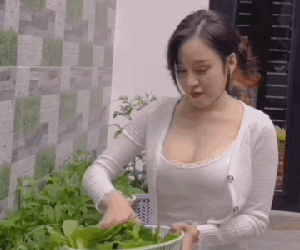 Bà Tưng khoe đi hái rau nhưng đập vào mắt người xem là vòng 1 phồn thực đẫy đà