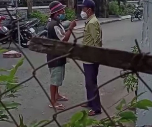 Vợ không được qua chốt, người đàn ông buông lời tục tĩu rồi lớn giọng chửi bới: 'Vợ tao đi chợ sao mày hổng cho đi? Kêu công an tới nhà tao nè'