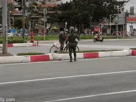 Đang đứng gác chốt thì thấy người đàn ông nghèo đạp xe đi ngược đường, hành động bất ngờ của chiến sĩ bộ đội khiến nhiều người ấm lòng