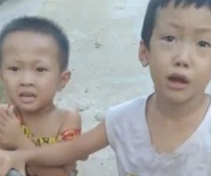 Hai cậu bé ra đường lúc giãn cách bị công an bắt gặp và phản ứng 'cưng xỉu' khiến người ta vừa thương vừa buồn cười