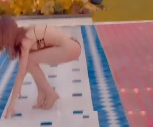 Clip: Ngọc Trinh 'vồ ếch' trong bộ bikini có như không có