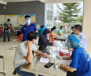 Vụ đóng 1 triệu để tiêm vắc xin 'siêu tốc' ở Hà Nội: Đình chỉ 1 nữ cán bộ