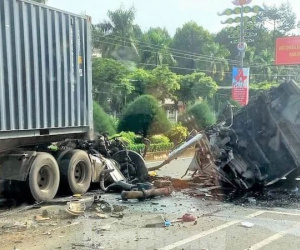 Đầu xe container văng giữa đường sau tai nạn, 1 phụ nữ tử vong