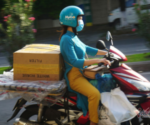Gia hạn 'ai ở đâu thì ở đó', dân Đà Nẵng lỉnh kỉnh đồ đạc đi đổi ca làm
