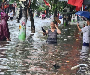 Mưa lớn kéo dài, đường phố Hải Phòng ngập lụt trầm trọng
