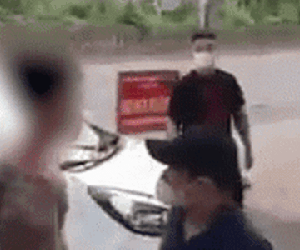 Clip: Nam thanh niên xăm trổ dọa dẫm còn kéo giật khẩu trang của lực lượng chức năng tại chốt kiểm dịch