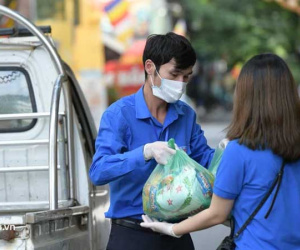 Hà Nội: Khẩn trương tiếp tế cho hàng trăm hộ dân bị phong tỏa tại phường Giáp Bát sau 23 ca mắc Covid-19