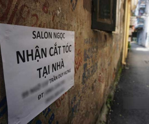 Hà Nội nở rộ dịch vụ cắt tóc tại nhà, bất chấp quy định giãn cách xã hội