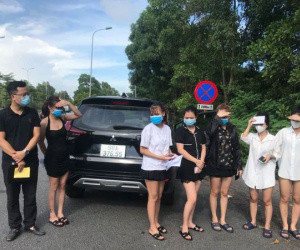 Hà Nội: Phát hiện 6 cô gái trên xe ô tô 7 chỗ dùng giấy đi đường giả