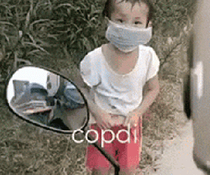 Ra đường chơi bị công an quay clip, bé gái vừa xách quần vừa kéo khẩu trang mếu máo xin lỗi